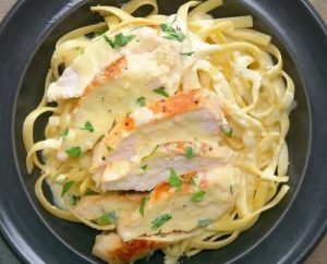 Pasta with Alfredo & Chicken (ፓስታ በአልፍሬዶ በዶሮ)