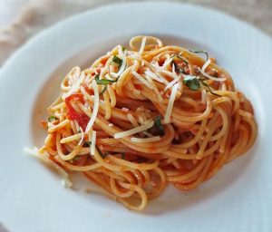 Pasta with Fresh Tomato Sauce (ፓስታ በቲማቲም ሶስ)